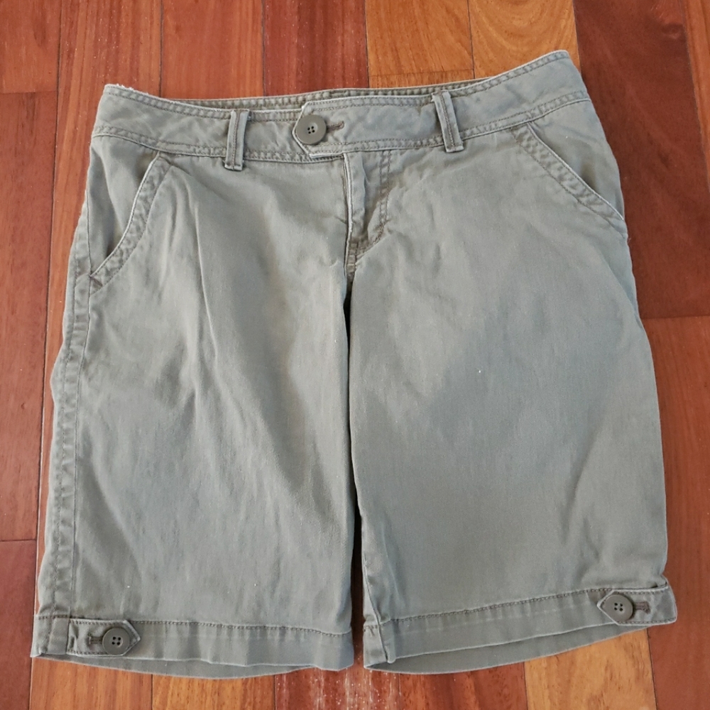 Womans Olive Green Bermuda Shorts Juniors Size 9